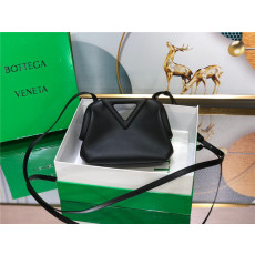 Bottega Veneta 보테가 트라이앵글백 B55665