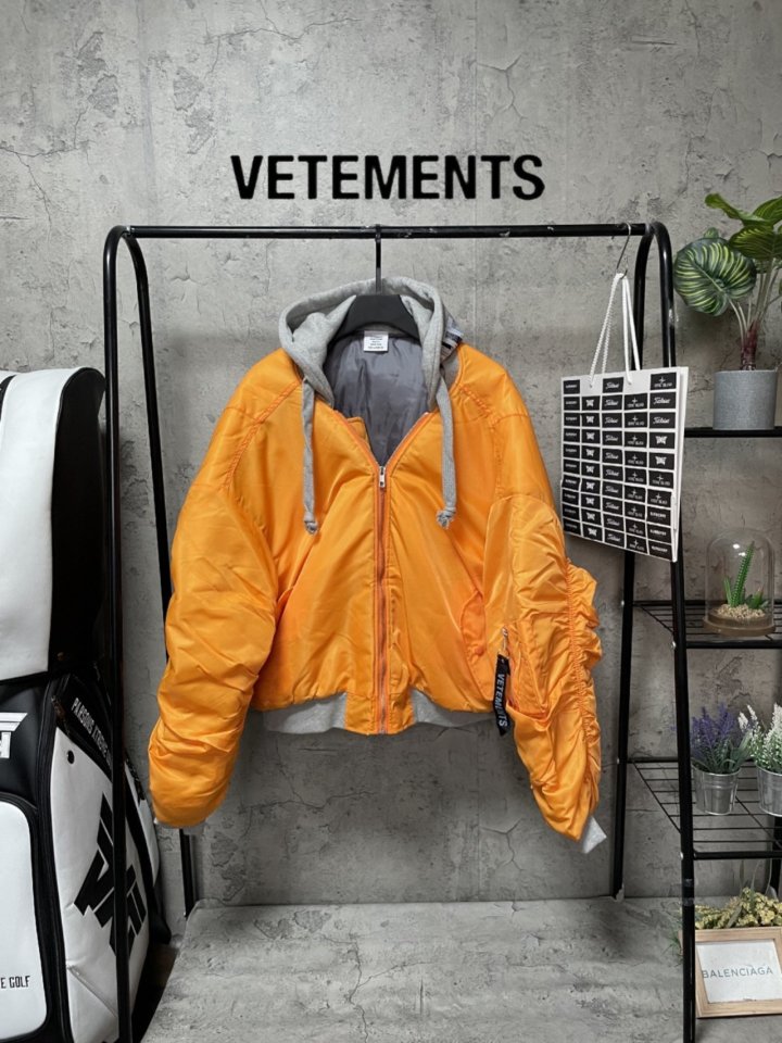 Vetements 베트멍 V크롭 샤링항공