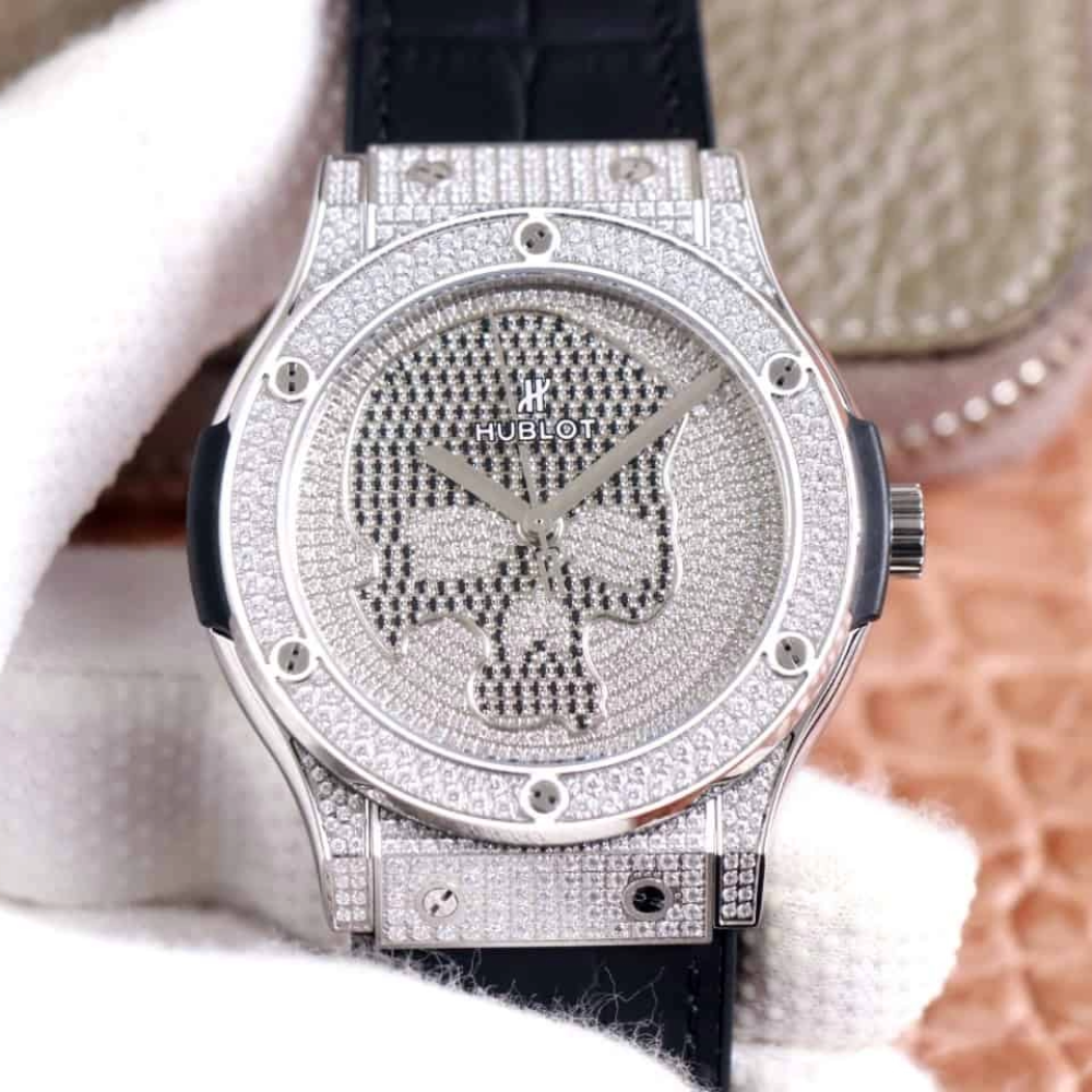 HUBLOT 위블로 클래식퓨전 스컬 풀다이아 화이트 한정판 511.NX.9000.LR.1704