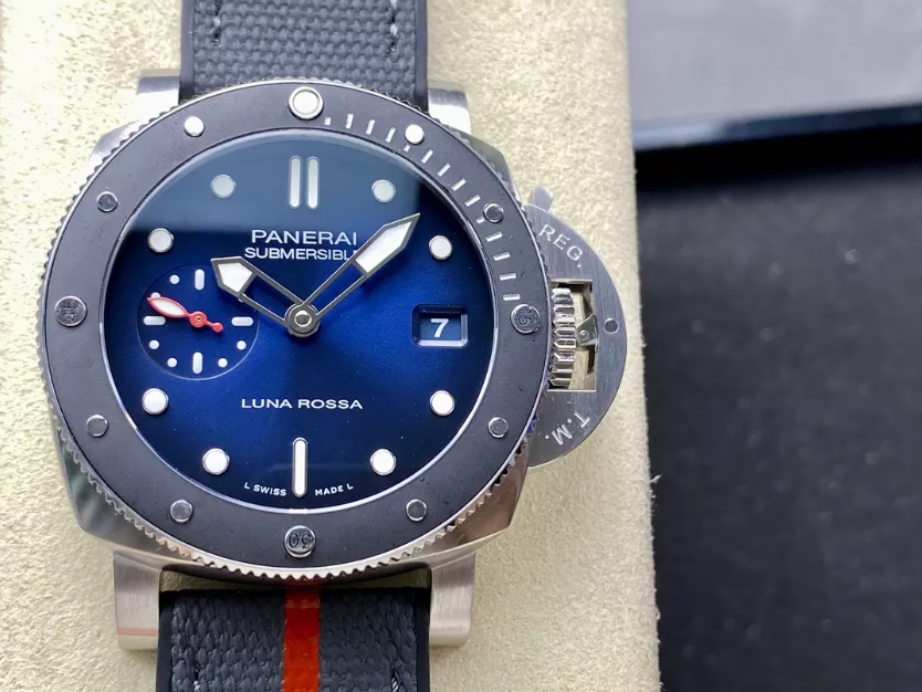 PANERAI 파네라이 섭머저블 루나로사 청판 42mm PAM1565