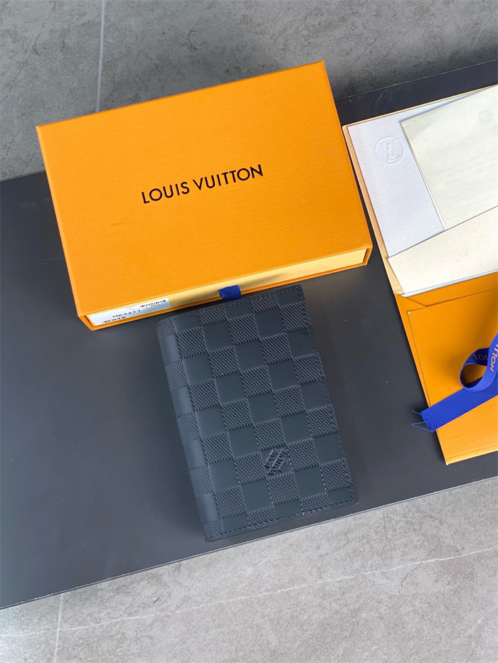 LOUIS VUITTON 루이비통 여권지갑 M64411 2024/신상