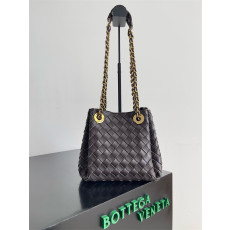 BOTTEGA VENETA 보테가베네타 패러슈트 스몰 크로스백 817175 2024/신상