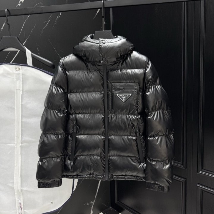 PRADA 프라다 메탈 플레이트 다운 패딩