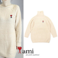 AMI 아미 레드 하트 오버 하이넥 니트