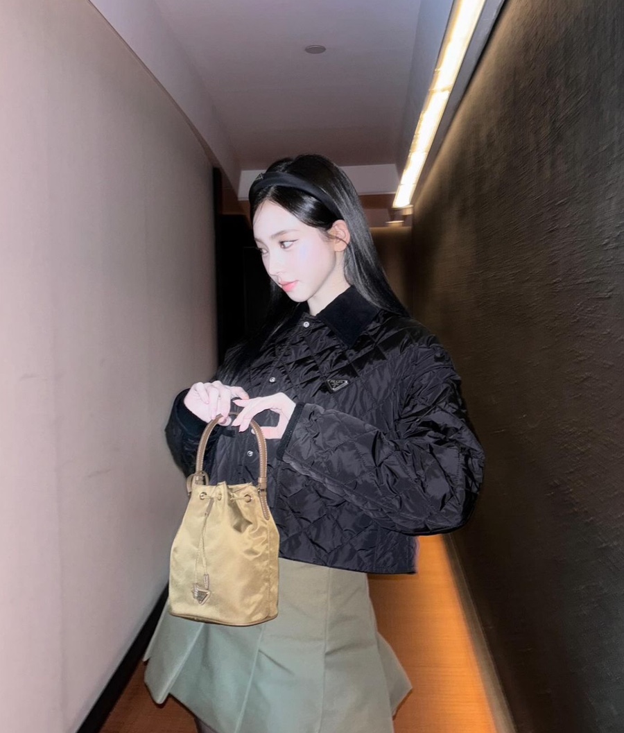 [에스파 카리나] PRADA 프라다 퀼팅 카라 패딩