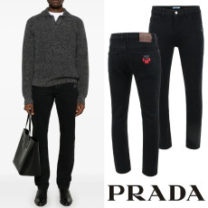 PRADA 프라다 클래식레더 이니셜 레터링 융기모 블랙진