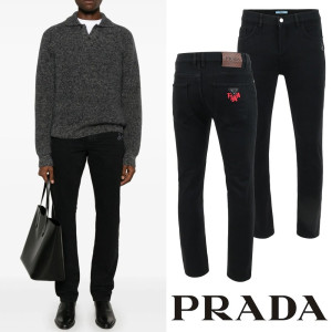 PRADA 프라다 클래식 레더 이니셜 레터링 융기모 슬림진