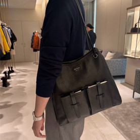 ●실사● 프라다 라지 레더 블랙 백