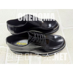 프라다 브러시드 레더 더비 슈즈 블랙