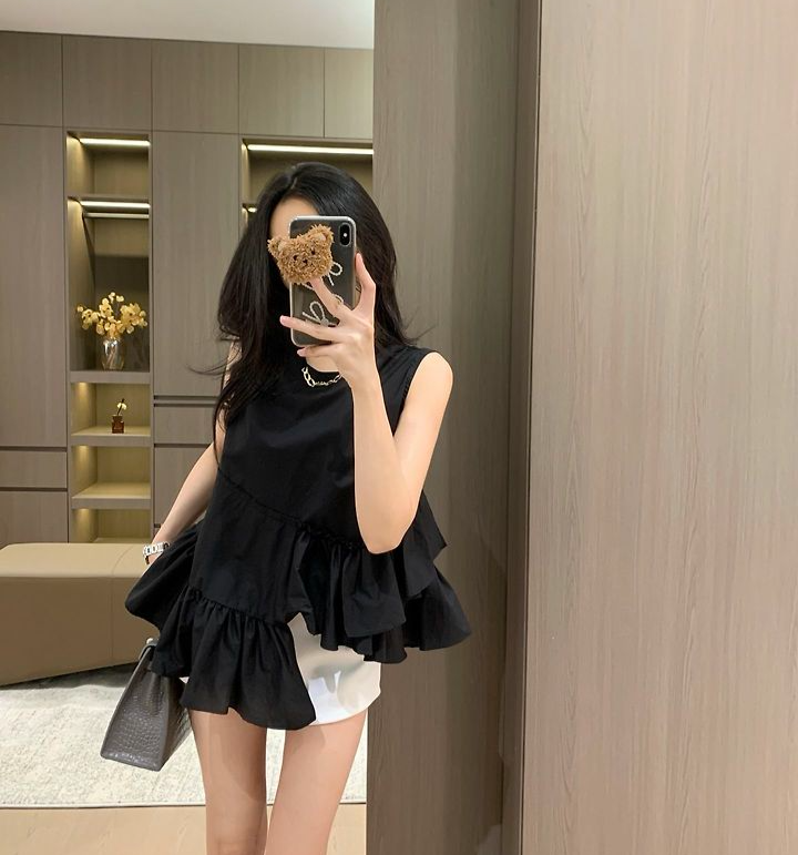 VALENTINO 발렌티노 33006 체인 로고 비대칭 프릴 슬리브리스 탑 2COLOR