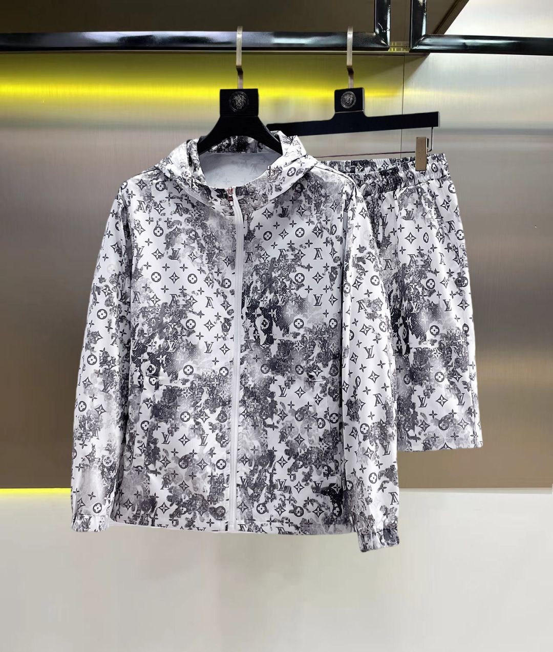 LOUIS VUITTON 루이비통 60208 반다나 모노그램 윈드브레이커+쇼츠 세트