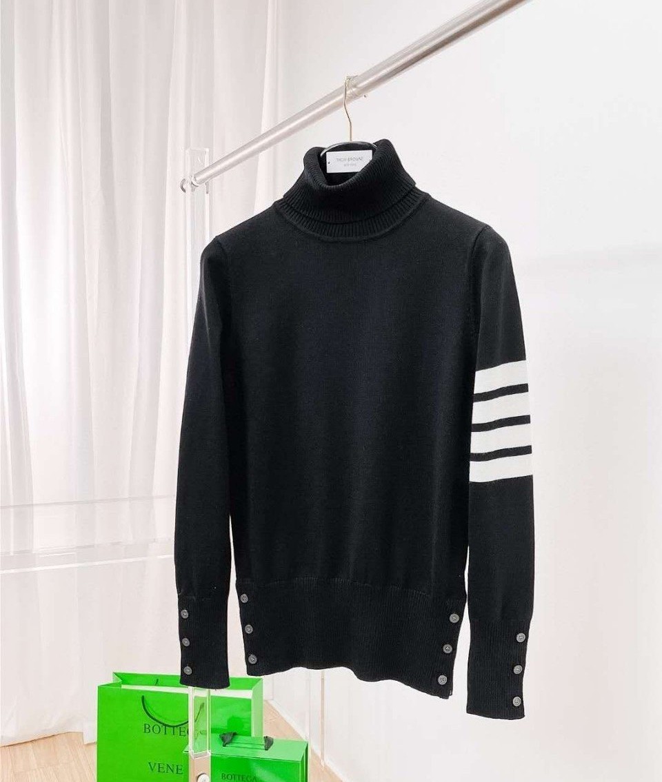 THOM BROWNE 톰브라운 사선3버튼 울 터틀넥 3COLOR