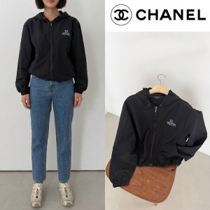 CHANEL 샤넬 네임 로고 오버핏 크롭 바람막이 자켓